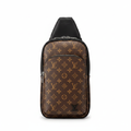 Louis Vuitton bolsa hombre fondo blanco 1