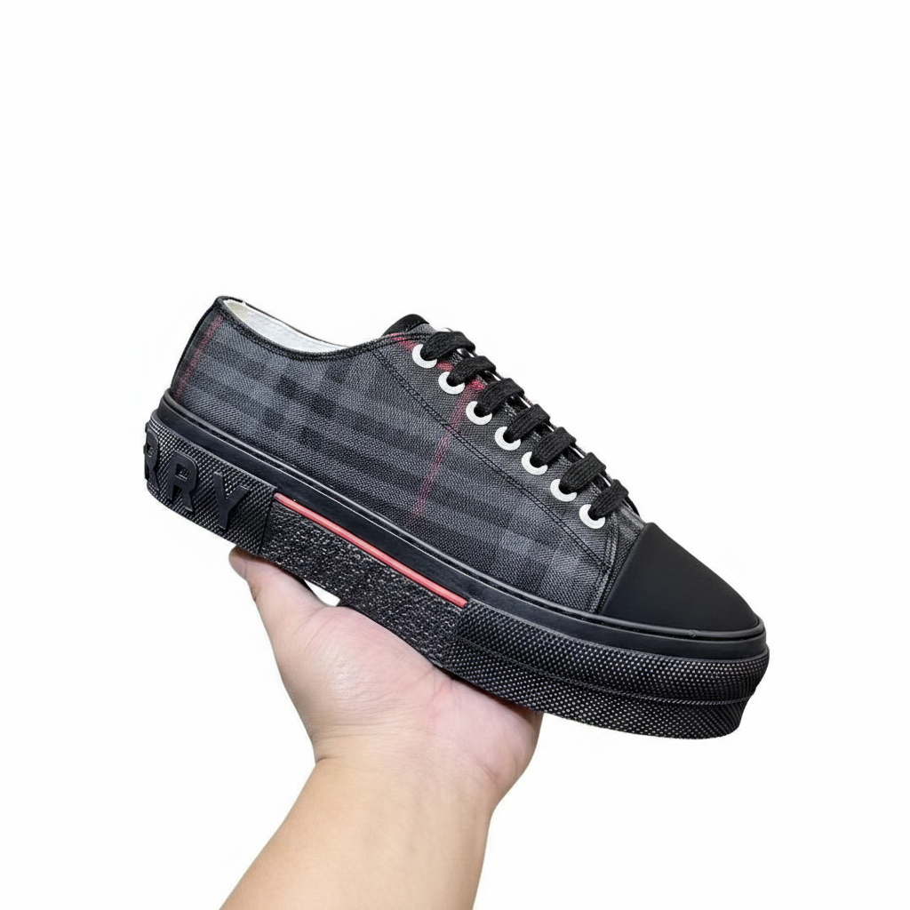 Burberry sneakers vista en mano