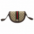 GucccciBolso de hombro pequeño Ophidia en tejido GG beige y marrón.